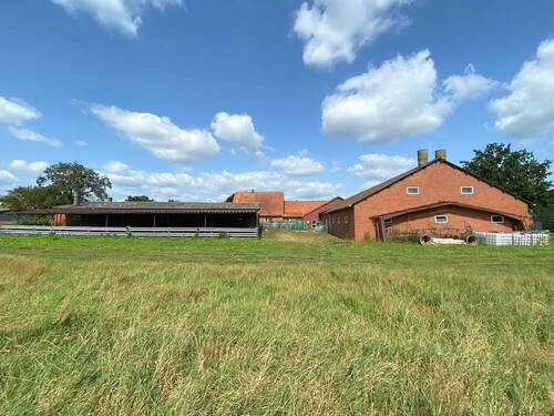 Rückansicht Hofstelle - 8 Zimmer Mehrfamilienhaus, Wohnhaus zum Kaufen in Kluse / Steinbild