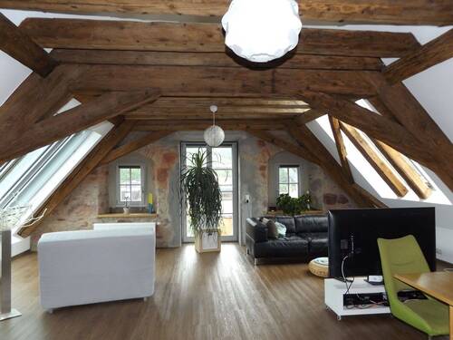 Blick in den Galerie-Wohnraum - 2-Zi. Galerie-Dachgeschoßwohnung Neustadt