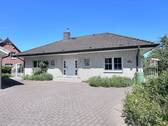 Bungalow-Badendorf-Vorderansicht - Badendorf bei Lübeck. Wunderbarer, exklusiver Bungalow auf Eigenland in ruhiger Feldrandlage zu kaufen