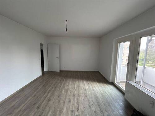 Wohnzimmer - 2 Zimmer Etagenwohnung zur Miete in Duisburg