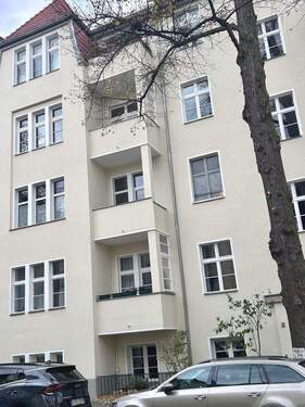 Fassade mit Balkonen - 4 Zimmer Etagenwohnung zum Kaufen in Berlin