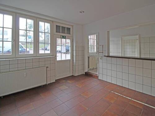 Raum 5 mit Eingangstür - 