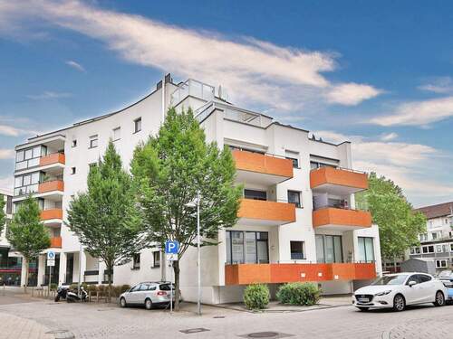 Hausansicht von außen - Moderne 4,5-Zimmer-Wohnung mit Balkon im Herzen der Stadt