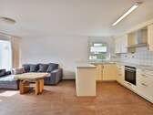 Offen gestalteter Wohnbereich und Küche - 4 Zimmer Etagenwohnung zum Kaufen in Böblingen