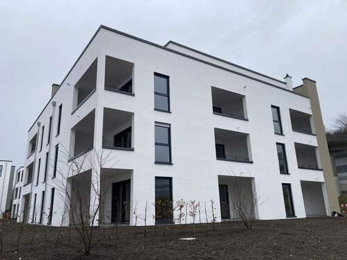 Hausansicht - Eleganter Neubau: Wohnung zentrumsnah & umgeben von Natur, mit Terrasse, Küche & Tiefgarage