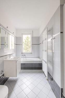 Tagesbelichtetes Bad mit Wanne und Dusche - Etagenwohnung mit 94,00 m&sup2; in Berlin zum Kaufen