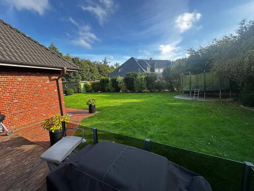 Sonniger, gepflegter Garten mi - 7 Zimmer Einfamilienhaus in Achtrup