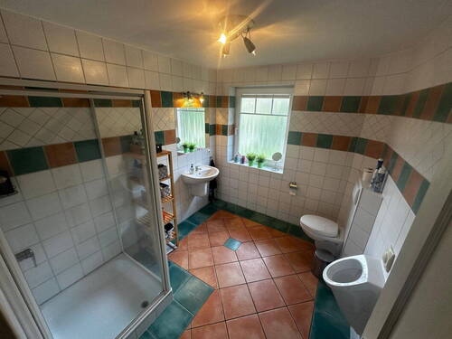 Modernes Badezimmer mit Dusche - 