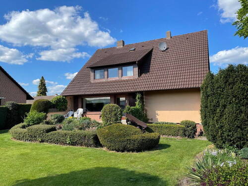 Sicht aus dem Garten - 7 Zimmer Mehrfamilienhaus, Wohnhaus in Uetze