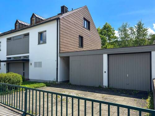 Garage mit Fahrradschuppen und weitere Stellplätze - 