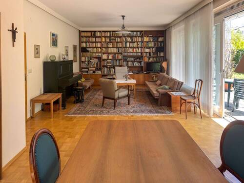Hauptwohnung EG: Essbereich mit Blick auf das Wohnzimmer - 1 Zimmer Mehrfamilienhaus, Wohnhaus in Burghausen