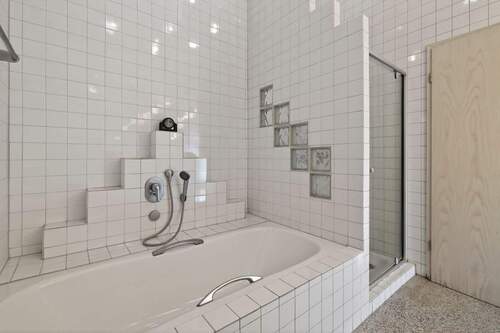 Elternbadezimmer Ansicht 2 - 