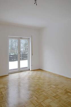 Wohnzimmer mit Balkonzugang - Etagenwohnung mit 80,00 m&sup2; in Kassel zur Miete