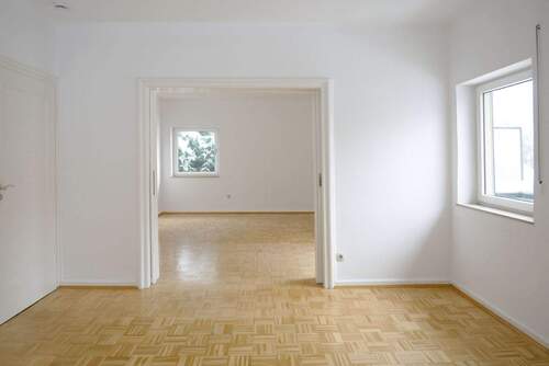 Blick vom Wohnzimmer in den Essbereich - 