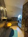 gefliestes Wannenbad im Dachgeschoss - 