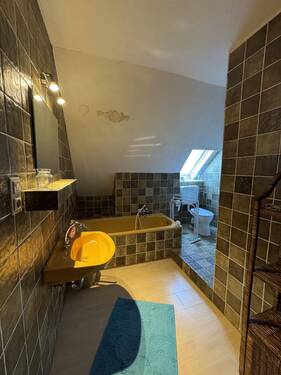 gefliestes Wannenbad im Dachgeschoss - 
