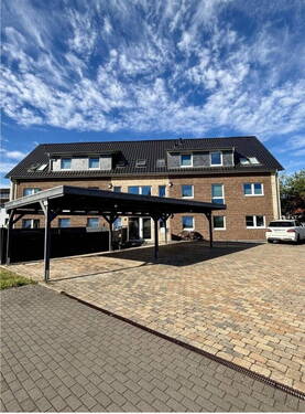 Außenansicht mit Carport - 4 Zimmer Etagenwohnung zum Kaufen in Rotenburg