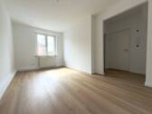 Wohnzimmer - Wohnen am Westpark - Kernsanierte 2-Zimmer-Wohnung mit Balkon und Ausbaupotenzial