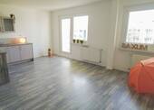 Wohnzimmer mit offener Küche - 2 Zimmer Etagenwohnung zur Miete in Chemnitz