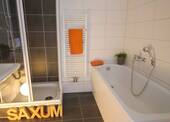 Bad mit Wanne und Dusche - 