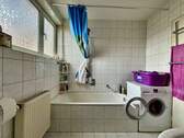 Badezimmer mit Badewanne - 