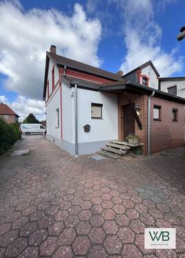 Hauseingang und Hof - Doppelhaushälfte mit Bauland im Ortskern von Ehmen