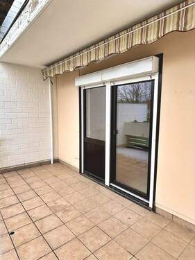 Teilüberdachter Balkon mit Markise und Blick auf das Schlafzimmerfenster/tür - 