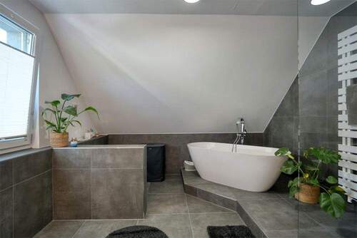 Bad mit Dusche und Badewanne - 