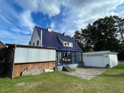 Grundstücksansicht/Wintergarten und Garage - 