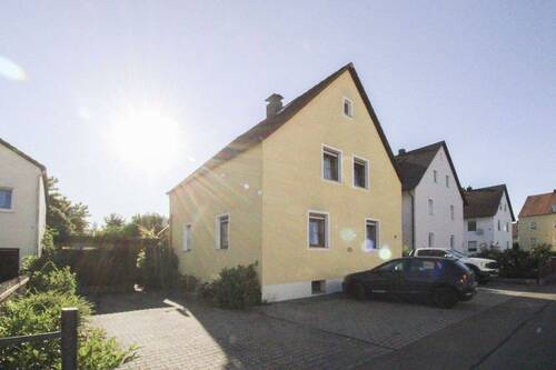 Carport - Einfamilienhaus mit idyllischem Garten - ideales Renovierungsprojekt Auch als Investobjekt geeignet!