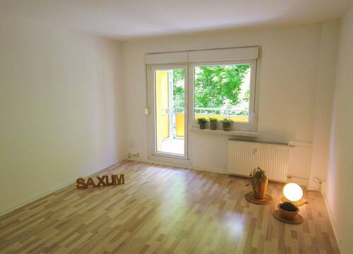 Wohnzimmer mit Außenjalousie - 3 Zimmer Etagenwohnung zur Miete in Chemnitz