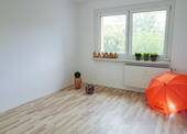 Schlafzimmer mit Außenjalousie - 3 Zimmer Etagenwohnung in Chemnitz