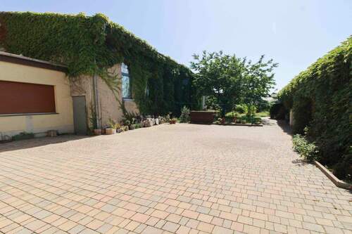 Innenhof mit Garagen - 