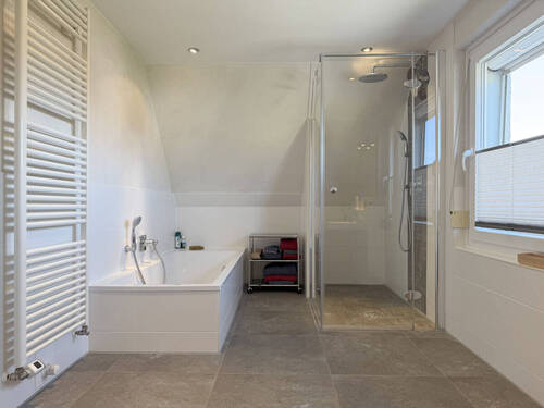 Vollbad mit Dusche - 