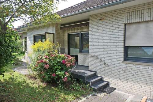 S-O Ansicht mit Terrasse vor der Küche - 