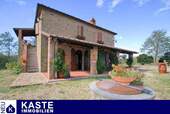 Titel - Toskanisches Bauernhaus aus Stein in der Provinz Arezzo, Toskana.