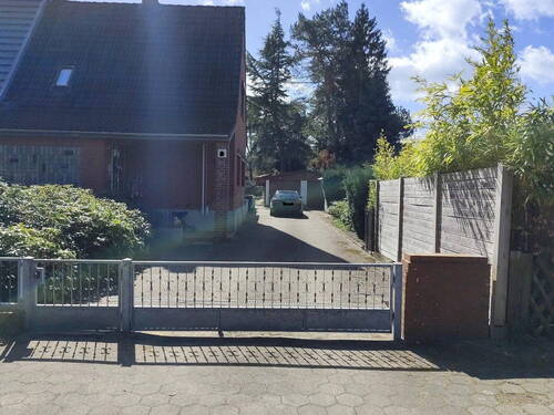 DHH straßenseitig / Zufahrt - Haus bzw. Doppelhaushälfte mit schönem und großem Garten in ruhiger Lage