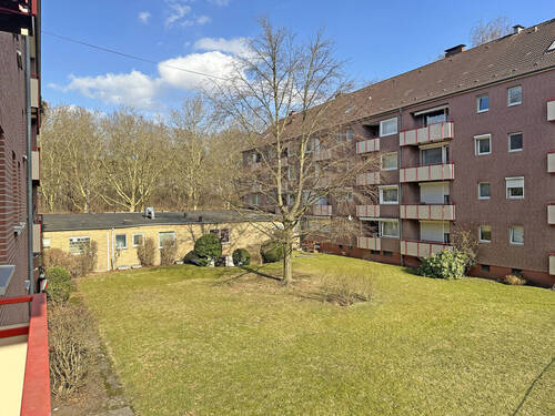 Blick in den Garten - Etagenwohnung mit 61,80 m&sup2; in Hamburg zum Kaufen