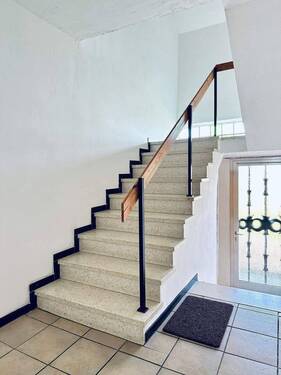 Flur und Treppe zum DG - 