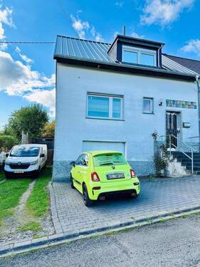 sowie Stellplätzen und Garage - 