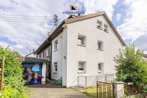 Bild 1 - Platz genug für 2 Generationen - Geräumige Doppelhaushälfte mit kleinem Garten und Garage!