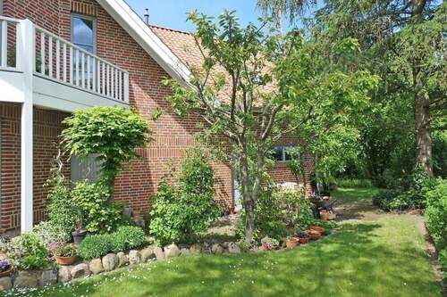 Gartenanlage an der linken Hausseite - 