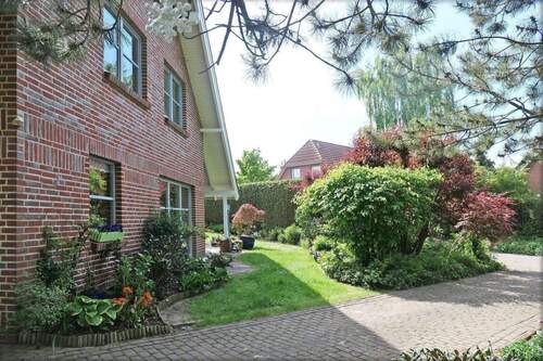 Hausvorderseite mit Vorgarten und Zufahrt - 5 Zimmer Mehrfamilienhaus, Wohnhaus in Stade