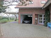 Carport, Garage und Hauseingang - 