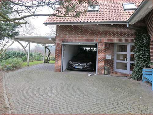 Carport, Garage und Hauseingang - 