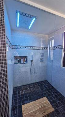 1. OG - Dusche mit Wechsellicht-Regendusche - 