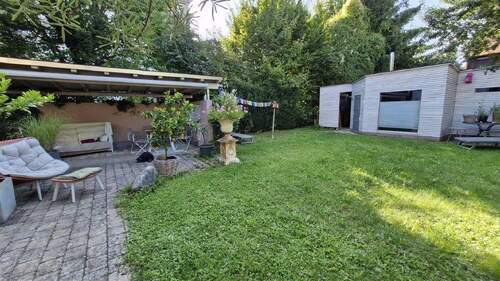 Saunahaus mit großer, überdachter Terrasse - 