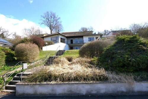 Bild1 - Sonniger Walmdach-Bungalow mit Blick über Weitramsdorf