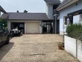 Hof und Doppelgarage - 9 Zimmer Mehrfamilienhaus, Wohnhaus in Schutterwald