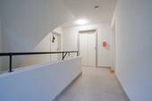 Treppenhaus mit Aufzug - 